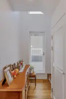 천창이 있는 밝은 펜트하우스 복도 공간